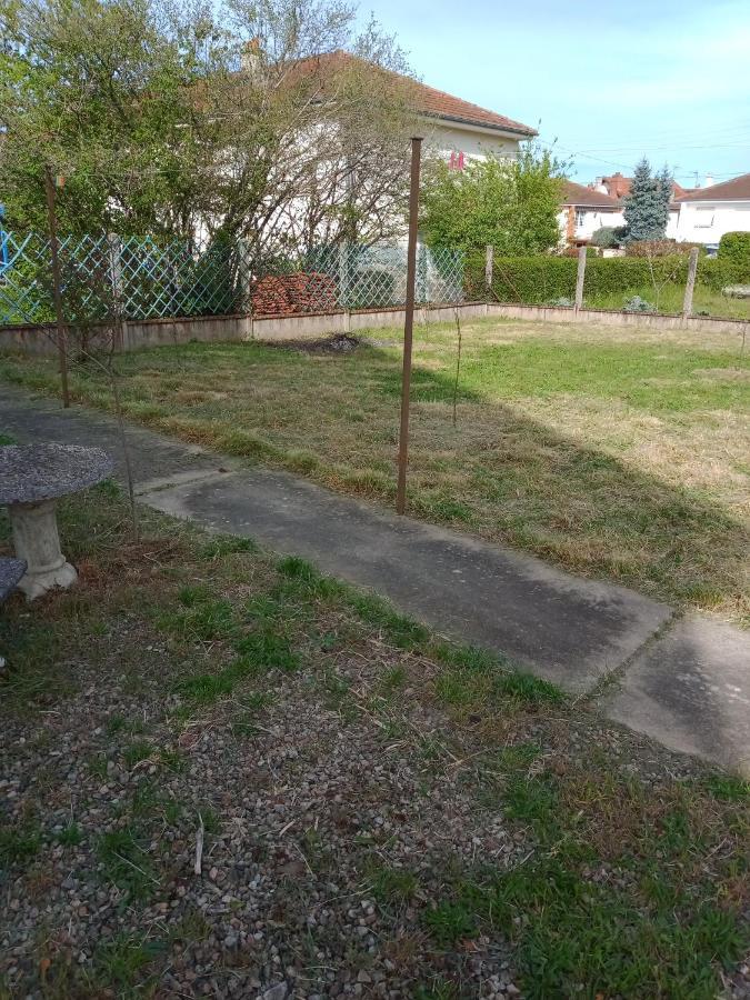 Maison Entiere Avec Parking, Garage Et Jardin Montlucon Exterior photo
